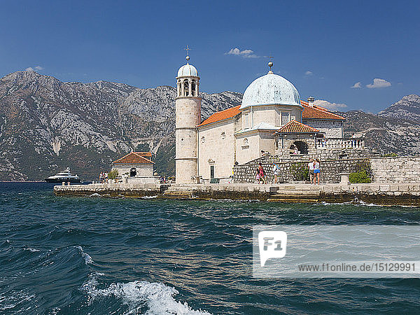 Blick vom Meer auf die Kirche Unserer Lieben Frau von den Felsen  Gospa od Skrpjela  Bucht von Kotor  Perast  Kotor  UNESCO-Weltkulturerbe  Montenegro  Europa