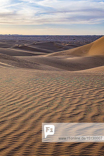 Sonnenuntergang in den riesigen Sanddünen der Sahara-Wüste  Timimoun  Westalgerien  Nordafrika  Afrika