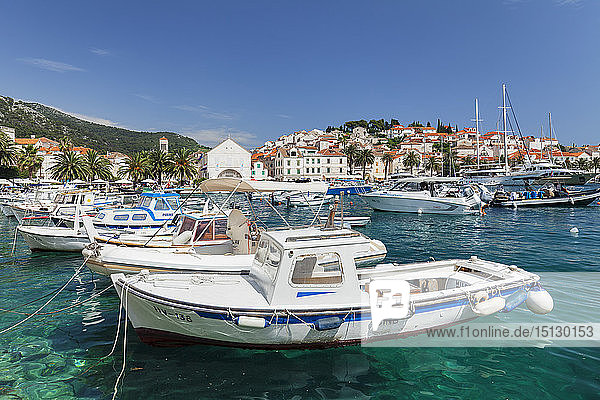 Blick vom Hafen auf die Kathedrale und das Arsenal von Sveti Stjepan  Hvar  Insel Hvar  Dalmatien  Kroatien  Europa