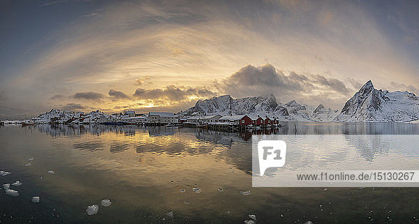 Panoramawinterlandschaft mit schneebedeckten Bergen und schneebedecktem Dorf Hamnoy  Lofoten  Arktis  Norwegen  Europa