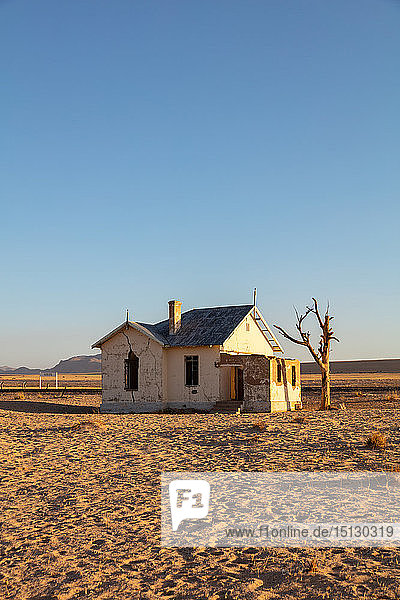 Verlassener und stillgelegter Bahnhof in Luderitz in der Diamond Region  Namibia  Afrika