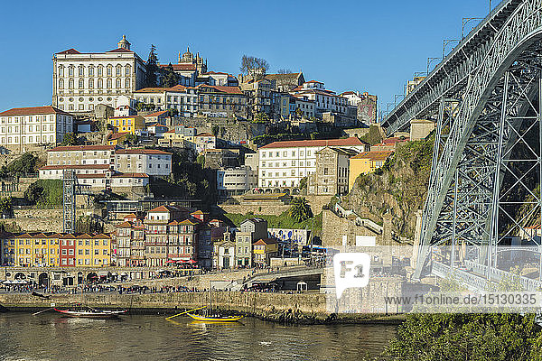 Ehemaliger Bischofspalast mit Blick auf den Stadtteil Ribeira und die Brücke Ponte Dom Luis I  UNESCO-Weltkulturerbe  Porto  Portugal  Europa