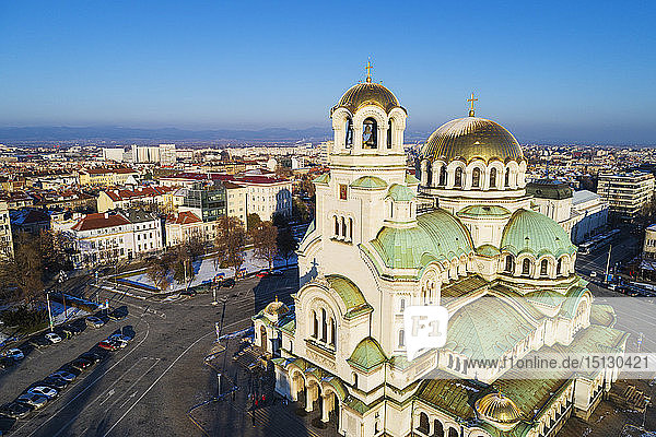 Luftaufnahme der orthodoxen Alexander-Newski-Kathedrale im Winter  Sofia  Bulgarien  Europa
