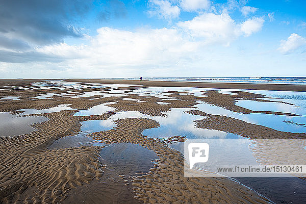 Wassertümpel mit Mustern am Strand von Holkham Bay  North Norfolk Küste  Norfolk  East Anglia  England  Vereinigtes Königreich  Europa