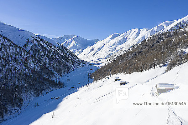 Luftaufnahme von traditionellen Hütten im Winter  Val Federia  Livigno  Valtellina  Lombardei  Italien  Europa