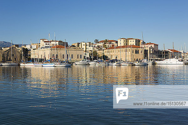 Blick über den Alten Hafen  früher Morgen  Kai-Gebäude spiegeln sich im Wasser  Chania (Chania)  Kreta  Griechische Inseln  Griechenland  Europa