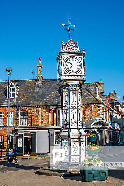 Verschnörkelte alte Uhr von James Scott auf dem Stadtplatz  Downham Market  Norfolk  England  Vereinigtes Königreich  Europa