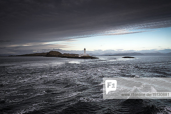 Ardnamurchan Lighthouse  Ardnamurchan Point  vom Deck der MS Isle of Arran aus gesehen  Highland  Schottland  Vereinigtes Königreich  Europa