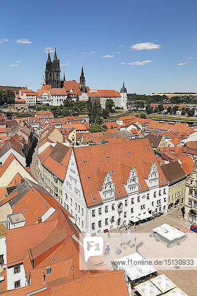 Blick über den Marktplatz mit Rathaus zum Dom und zur Albrechtsburg  Meißen  Sachsen  Deutschland  Europa