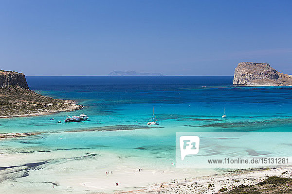 Blick über den Strand von Balos auf die Gramvousa-Bucht und die Insel Imeri Gramvousa  bei Kissamos  Chania  Kreta  Griechische Inseln  Griechenland  Europa