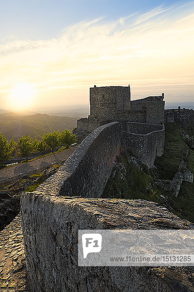 Blick entlang der Burgmauern von Marvao  Alentejo  Portugal  Europa