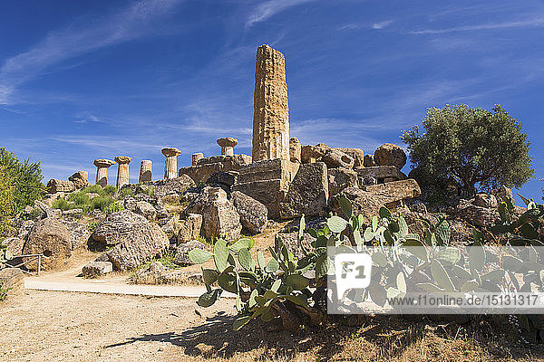 Blick von unten auf den Herakles-Tempel (Tempel des Herkules)  UNESCO-Weltkulturerbe  Tal der Tempel  Agrigent  Sizilien  Italien  Mittelmeer  Europa