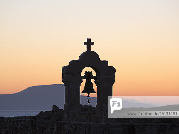 Silhouette des Glockenturms der Kirche auf der Fortezza  Sonnenuntergang  Rethymno (Rethymnon)  Kreta  Griechische Inseln  Griechenland  Europa