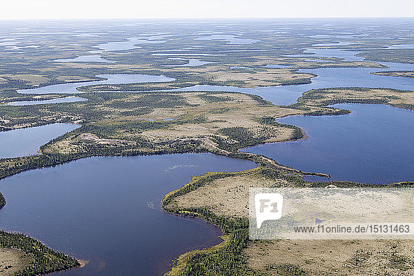 Luftaufnahme von Seen und einem Esker  einem Bergrücken  der durch die Ablagerung von Sedimenten während der letzten Eiszeit entstanden ist  im nördlichen Manitoba  Kanada  Nordamerika