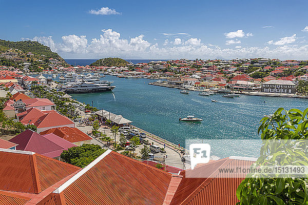 Erhöhte Ansicht des Hafens  Gustavia  St. Barthelemy (St. Barts) (St. Barth)  Westindien  Karibik  Mittelamerika