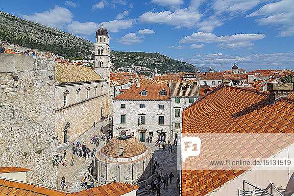 Blick auf die roten Dächer und die Franziskanerkirche und das Kloster  Altstadt von Dubrovnik  UNESCO-Weltkulturerbe  und das Adriatische Meer  Dubrovnik  Dalmatien  Kroatien  Europa