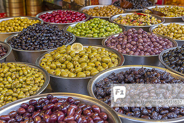 Blick auf Oliven und Bohnen an einem Stand auf dem Had veHalak-Markt in der Ha Carmel Street  Tel Aviv  Israel  Naher Osten