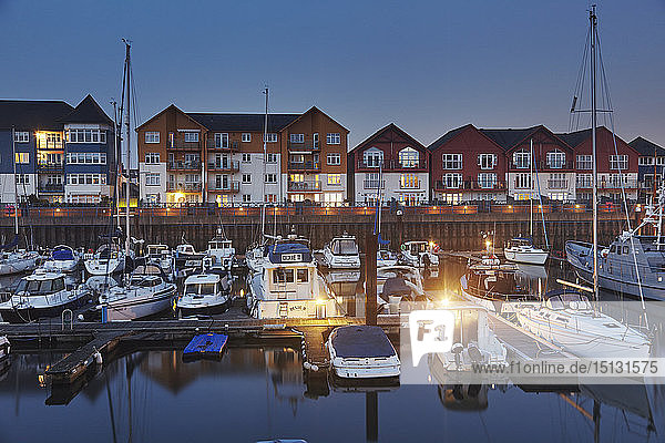 Blick in der Abenddämmerung auf die moderne Hafenbebauung an der Mündung des Flusses Exe in Exmouth  Devon  England  Vereinigtes Königreich  Europa