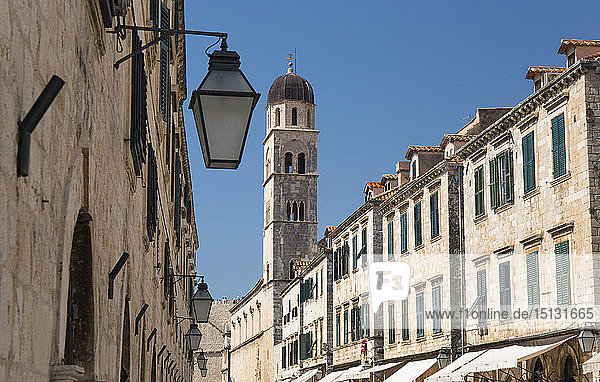 Blick entlang der Stradun (Placa)  zum Glockenturm des Franziskanerklosters  Dubrovnik  Dubrovnik-Neretva  Dalmatien  Kroatien  Europa