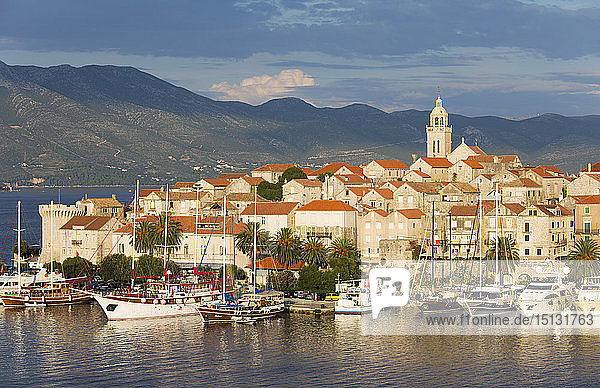 View over harbour to the Old Town  yachts moored beside quay  Korcula Town  Korcula  Dubrovnik-Neretva  Dalmatia  Croatia  Europe