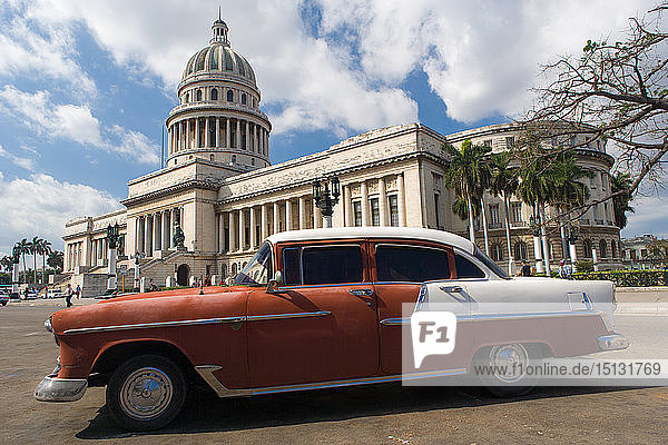 Ein rot-weißes amerikanisches Auto vor El Capitolio in Havanna  Kuba  Westindien  Karibik  Mittelamerika