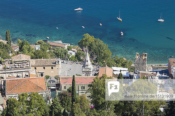 Blick den steilen Abhang hinunter über die Dächer auf die Piazza IX Aprile und das Ionische Meer  Taormina  Messina  Sizilien  Italien  Mittelmeer  Europa