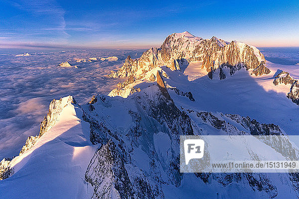 Luftaufnahme der schneebedeckten Gipfel des Mont Blanc und des Dent du Geant bei Sonnenaufgang  Courmayeur  Aostatal  Italien  Europa