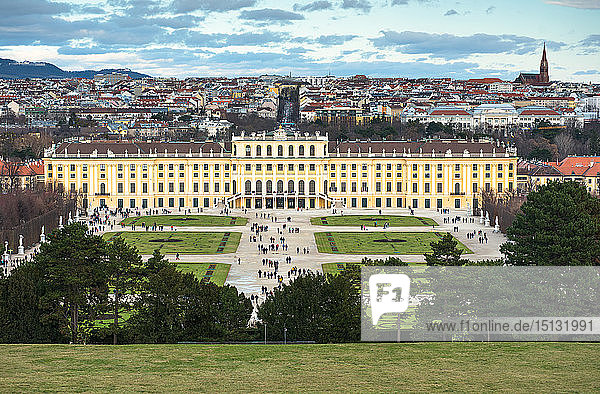 Blick auf das UNESCO-Weltkulturerbe Schloss Schonbrunn und die Wiener Stadtsilhouette vom Schlossgarten Schonbrunn aus  Wien  Österreich  Europa