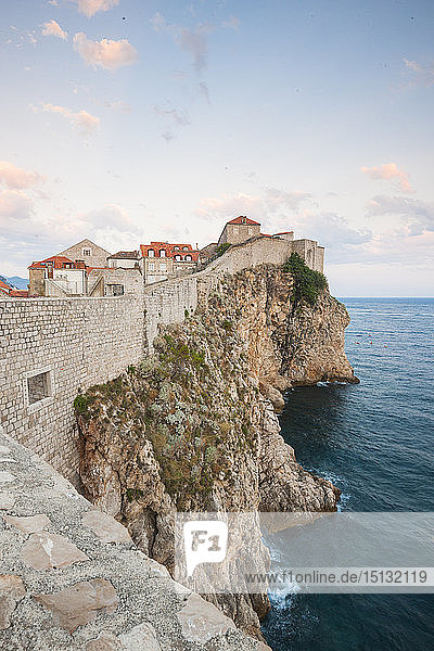 Blick auf die Altstadt von der Stadtmauer aus  UNESCO-Weltkulturerbe  Dubrovnik  Kroatien  Europa