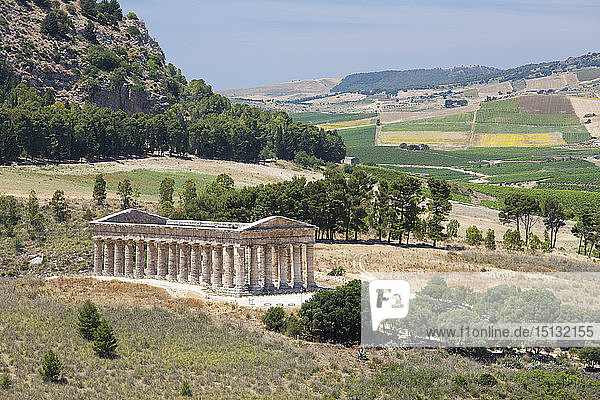 Prächtiger dorischer Tempel inmitten sanfter Hügel in der antiken griechischen Stadt Segesta  Calatafimi  Trapani  Sizilien  Italien  Mittelmeer  Europa