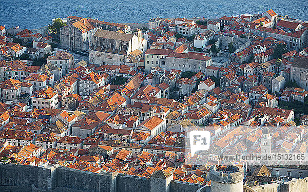 Blick über die Ziegeldächer der Altstadt (Stari Grad)  UNESCO-Weltkulturerbe  vom Berg Srd  Dubrovnik  Dubrovnik-Neretva  Dalmatien  Kroatien  Europa