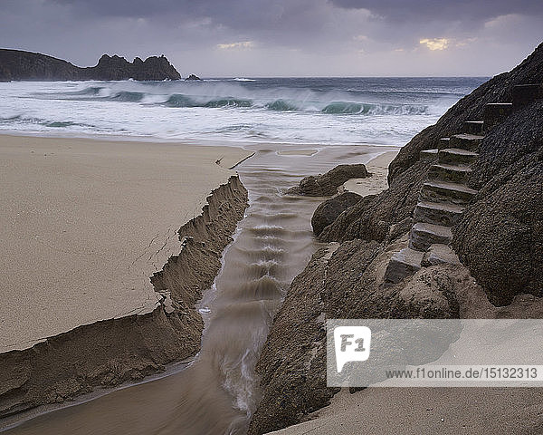 Stürmische Bedingungen am Strand mit Blick auf den Logan Rock in Porthcurno  Cornwall  England  Vereinigtes Königreich  Europa