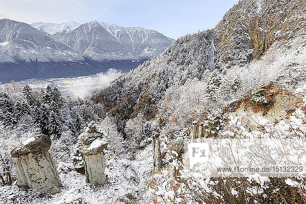 Hoodoos von Postalesio nach einem Schneefall  Postalesio  Valtellina  Lombardei  Italien  Europa