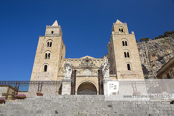 Tiefblick auf die arabisch-normannische Kathedrale aus dem 12. Jahrhundert von der Piazza del Duomo  UNESCO-Weltkulturerbe  Cefalu  Palermo  Sizilien  Italien  Mittelmeer  Europa