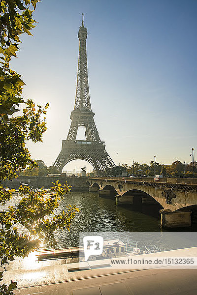 Eiffelturm am frühen Morgen  von der anderen Seite der Seine aus gesehen  Paris  Frankreich  Europa