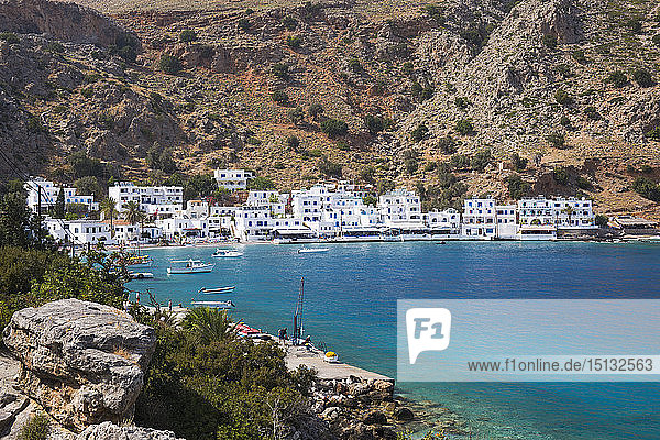 Blick auf das ruhige Wasser des Hafens  Loutro  Chania  Kreta  Griechische Inseln  Griechenland  Europa