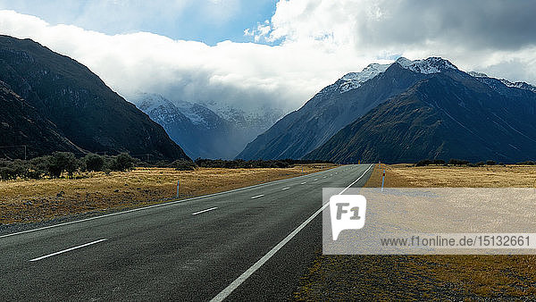 Straße im Mount-Cook-Nationalpark  UNESCO-Welterbe  Canterbury  Südinsel  Neuseeland  Pazifik
