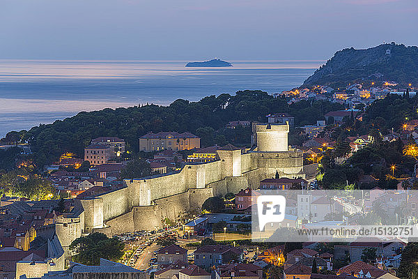 Blick auf die beleuchteten Stadtmauern von oben  Abenddämmerung  dahinter die Adria  Dubrovnik  UNESCO-Weltkulturerbe  Dubrovnik-Neretva  Dalmatien  Kroatien  Europa