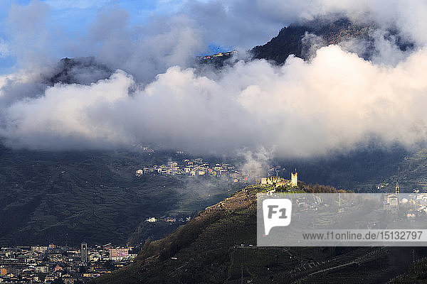 Schloss Grumello von der Sonne beleuchtet  Sondrio  Valtellina  Lombardei  Italien  Europa