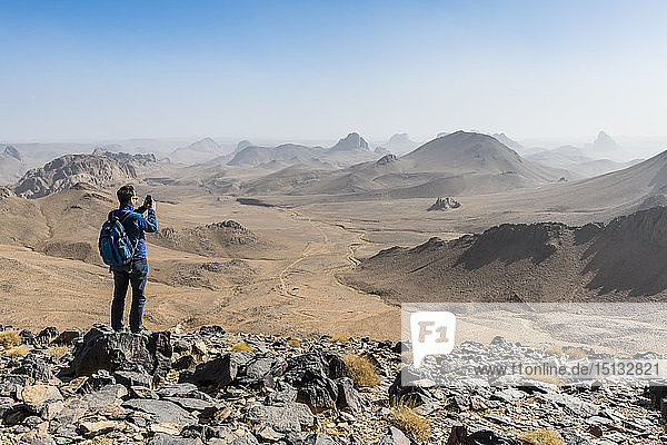Ein Mann genießt die Mauren von Assekrem  Tamanrasset  Hoggar-Gebirge  Algerien  Nordafrika  Afrika