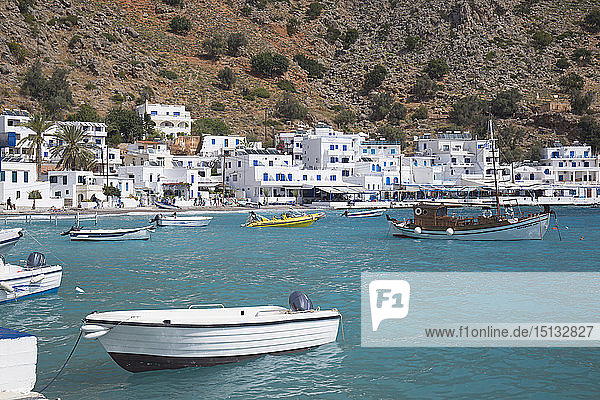 Blick auf das türkisfarbene Wasser des Hafens  Loutro  Chania  Kreta  Griechische Inseln  Griechenland  Europa