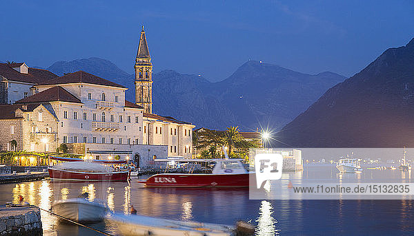 Blick über den beleuchteten Hafen auf die Villen am Wasser mit Blick auf die Bucht von Kotor  Abenddämmerung  Perast  Kotor  UNESCO-Weltkulturerbe  Montenegro  Europa