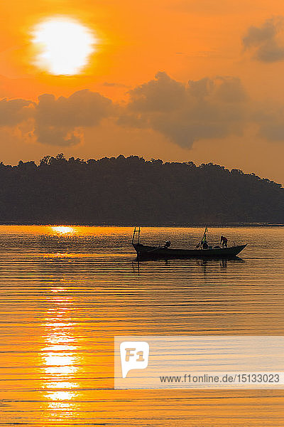 Fischerboot in der Morgendämmerung vor der Ostküste dieser Ferieninsel  Saracen Bay  Koh Rong Sanloem Island  Sihanoukville  Kambodscha  Indochina  Südostasien  Asien