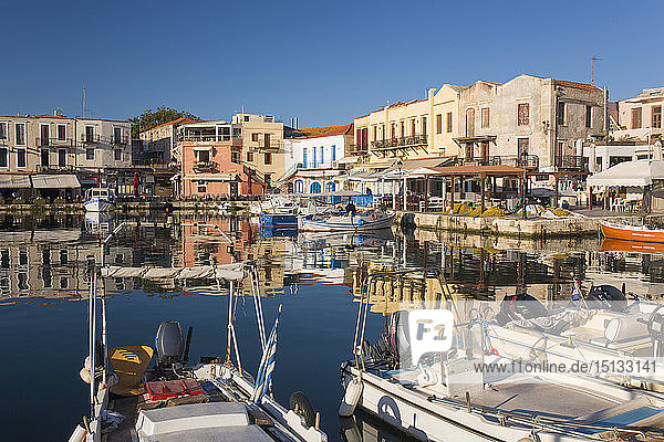 Blick über den venezianischen Hafen  Gebäude am Kai spiegeln sich im ruhigen Wasser  Rethymno (Rethymnon)  Kreta  Griechische Inseln  Griechenland  Europa