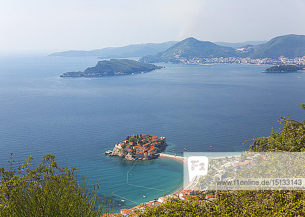 Blick von einem Hügel auf die Bucht von Budva und den exklusiven Inselort Sveti Stefan  Budva  Montenegro  Europa