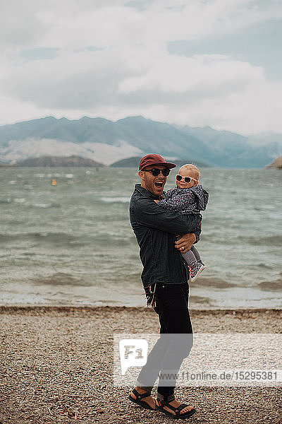 Vater und Baby am Strand  Queenstown  Canterbury  Neuseeland