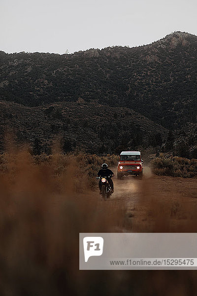 Motorradfahrer und Geländewagen fahren durch die Landschaft von Kennedy Meadows  Kalifornien  USA