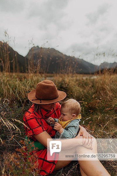 Mutter und Kind in der Wildnis am See  Queenstown  Canterbury  Neuseeland