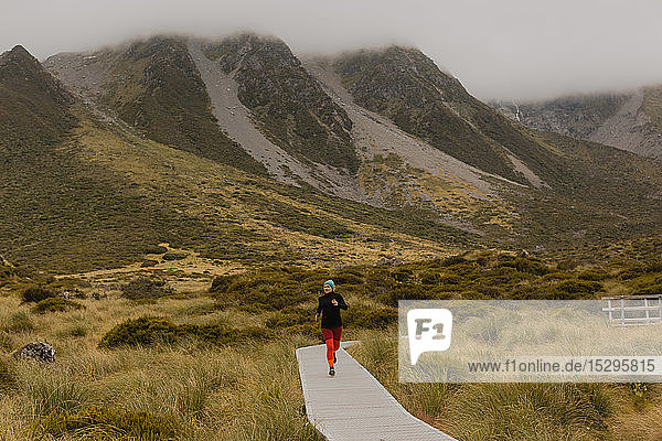 Joggende Frau auf Wanderweg  Wanaka  Taranaki  Neuseeland