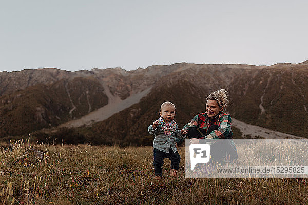 Mutter und Baby erkunden die Wildnis  Wanaka  Taranaki  Neuseeland